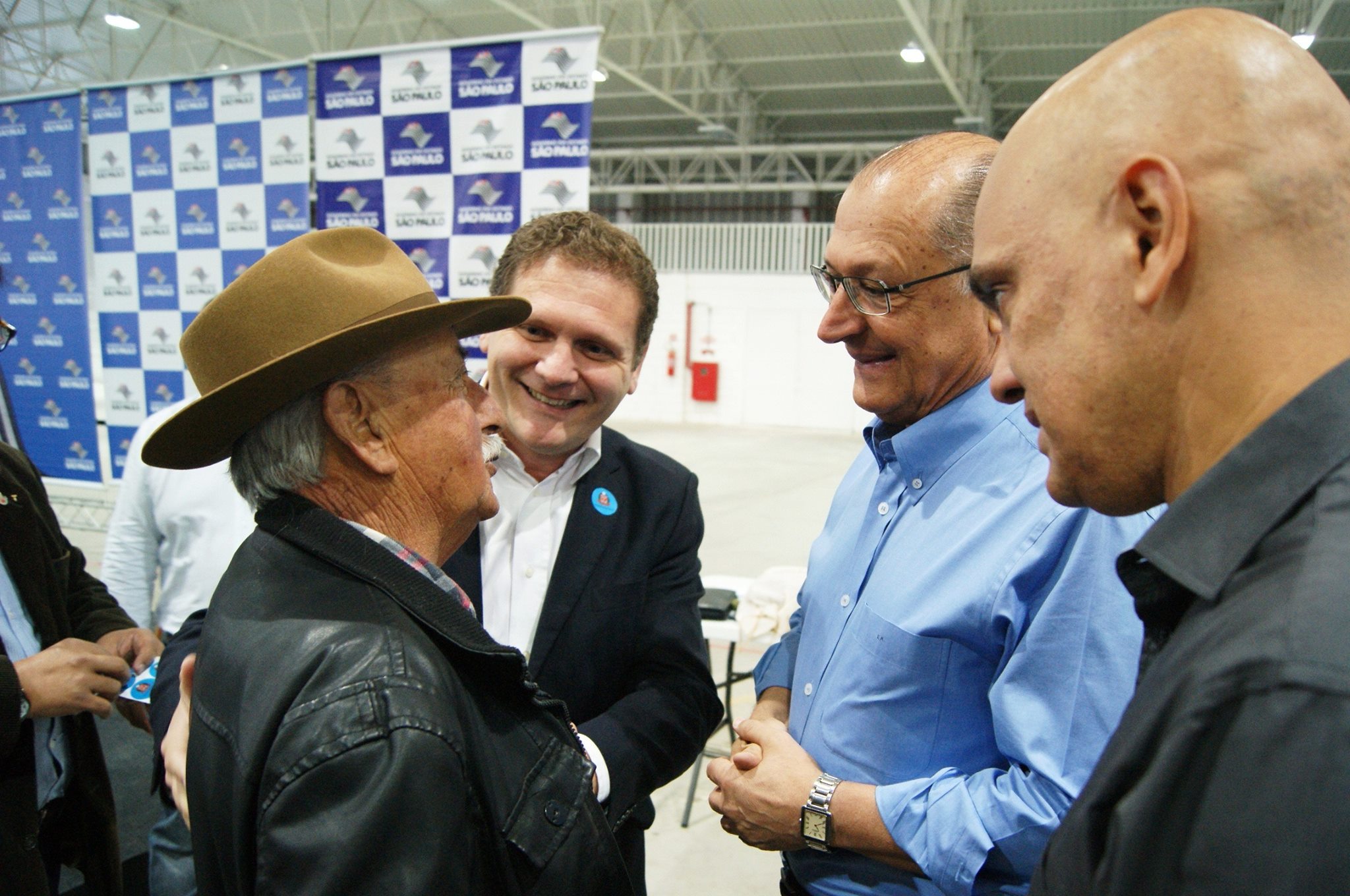O senhor José de Oliveira, conversa com o governador Geraldo Alckmin, momentos antes do início da cerimônia.