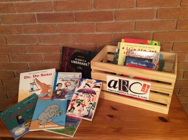 ABCJ Amadeu Caixote com livros