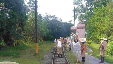 Detentos durante trabalho na estrada de ferro, em Campos do Jordão (Foto: Divulgação/ SAP)