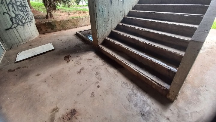 Escadaria virou sanitário ao ar livre já que a cidade não conta com o banheiro público!