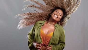 Cantora Lívia Simão - Show foi criado a partir da necessidade da artista de traduzir suas referências e identidade em som - Foto: Divulgação