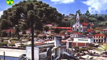 Vila Abernéssia - Década de 1960. No primeiro plano, um lindo e elegante exemplar dos Pinheiros de Campos do Jordão, a nossa querida Araucária, que deu uma graça e imponência especial a esta foto. Lamentavelmente, esse exemplar maravilhoso de pinheiro já não existe mais. Foi eliminado desse local.
