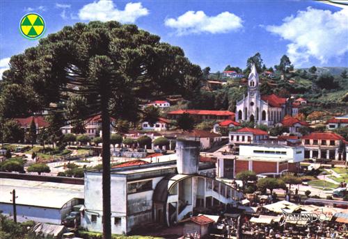 Vila Abernéssia - Década de 1960. No primeiro plano, um lindo e elegante exemplar dos Pinheiros de Campos do Jordão, a nossa querida Araucária, que deu uma graça e imponência especial a esta foto. Lamentavelmente, esse exemplar maravilhoso de pinheiro já não existe mais. Foi eliminado desse local.