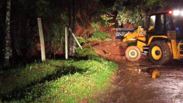 Trator da Defesa Civil, trabalha na desobstrução de via em Campos do Jordão. Foto: Defesa Civil