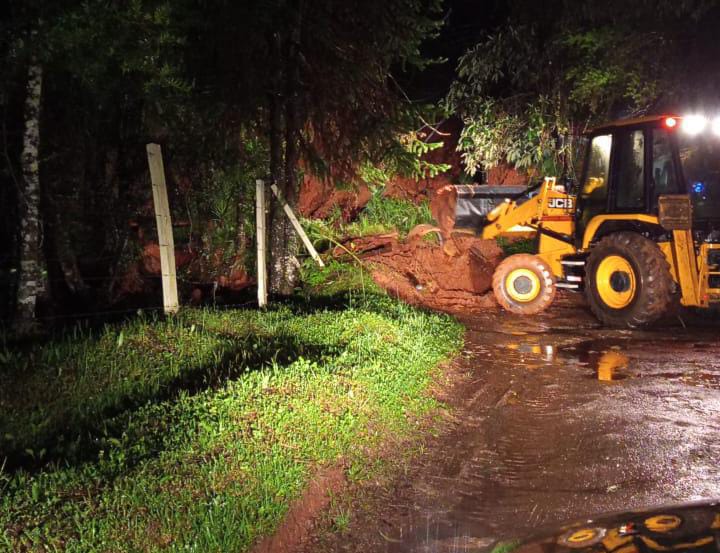 Trator da Defesa Civil, trabalha na desobstrução de via em Campos do Jordão. Foto: Defesa Civil