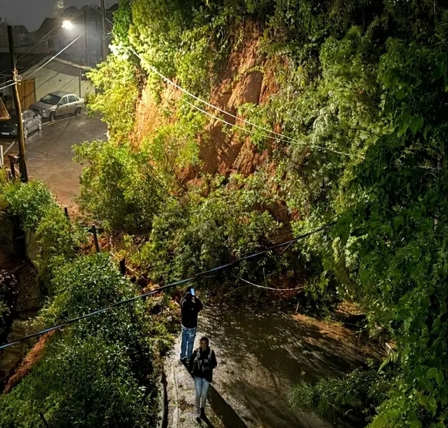 Rua interditada na Vila Sodipe por deslizamento de terra. Foto: Defesa Civil de Campos do Jordão