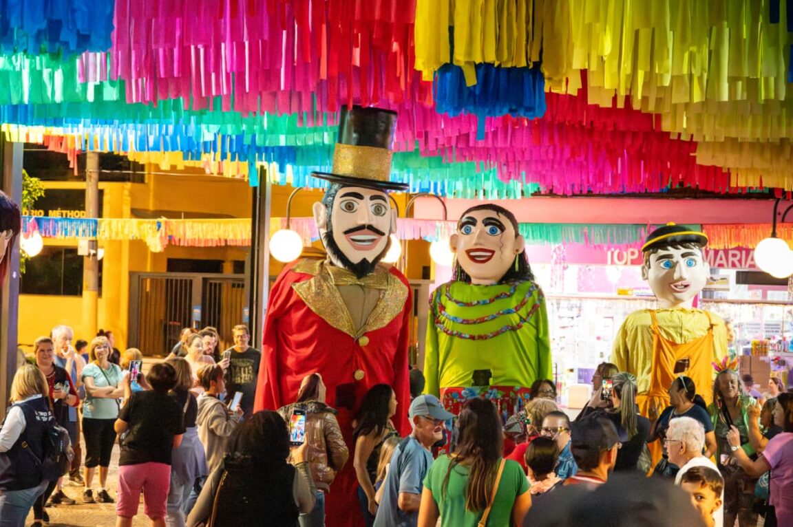 Bonecos Gigantes da Família Zé Pereira no Carnaval de São Bento do Sapucaí 2026
