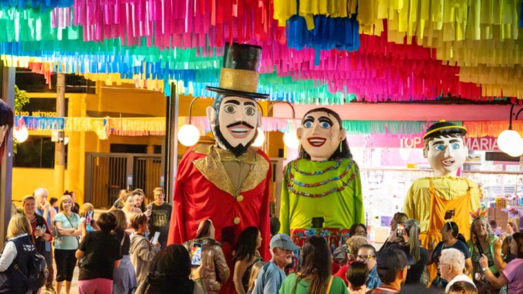 Bonecos Gigantes da Família Zé Pereira no Carnaval de São Bento do Sapucaí 2026