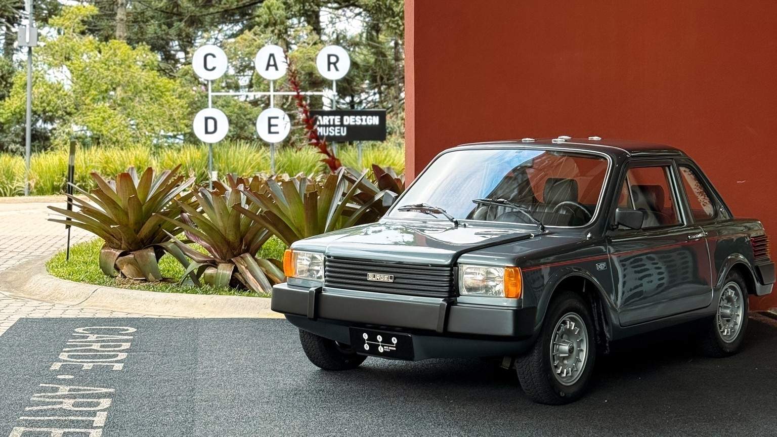 Gurgel XEF foi um automóvel urbano compacto