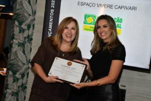 Carmen Alvin recebe o prêmio de Melhor Espaço de Eventos da Associação Comercial das mãos de Marilda Ap. Ferreira, diretora da Entidade. Foto: Gilberto Freitas