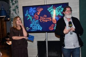 Carmem Alvim e Marcelo Ritchmann apresentando "As Páscoas de Campos" para os presentes.