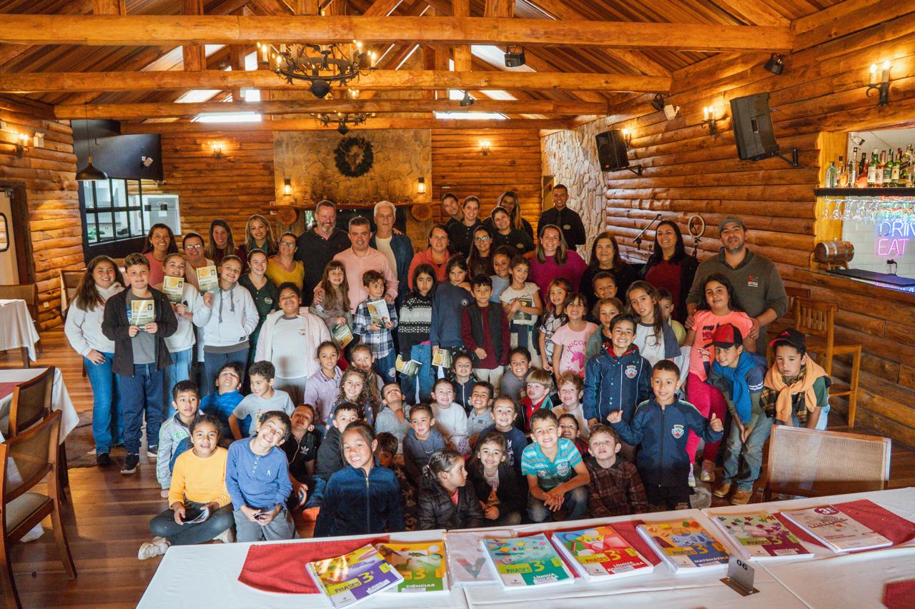 Alunos da rede Pública de ensino de Campos do Jordão e ao centro o vice-prefeito da cidade Leandro César e Ivo Strass, proprietário do Savoy Excellence. Foto: Divulgação 