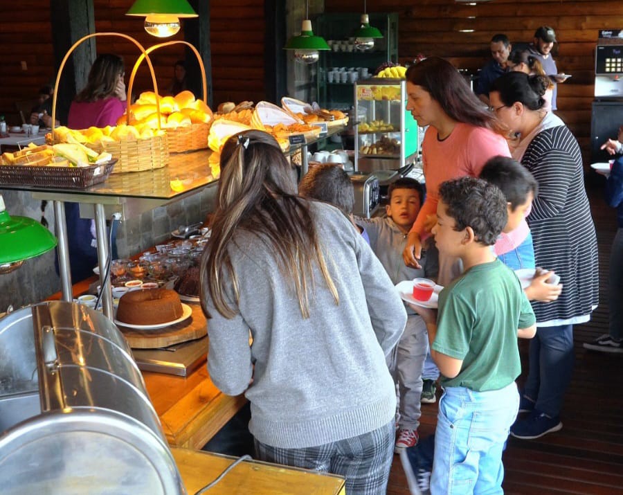 Alunos degustam o delicioso café da manhã do Hotel Savoy Excellence. Foto: Divulgação